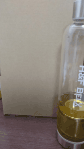 ガラスタンブラーを逆さにしてもこぼれません